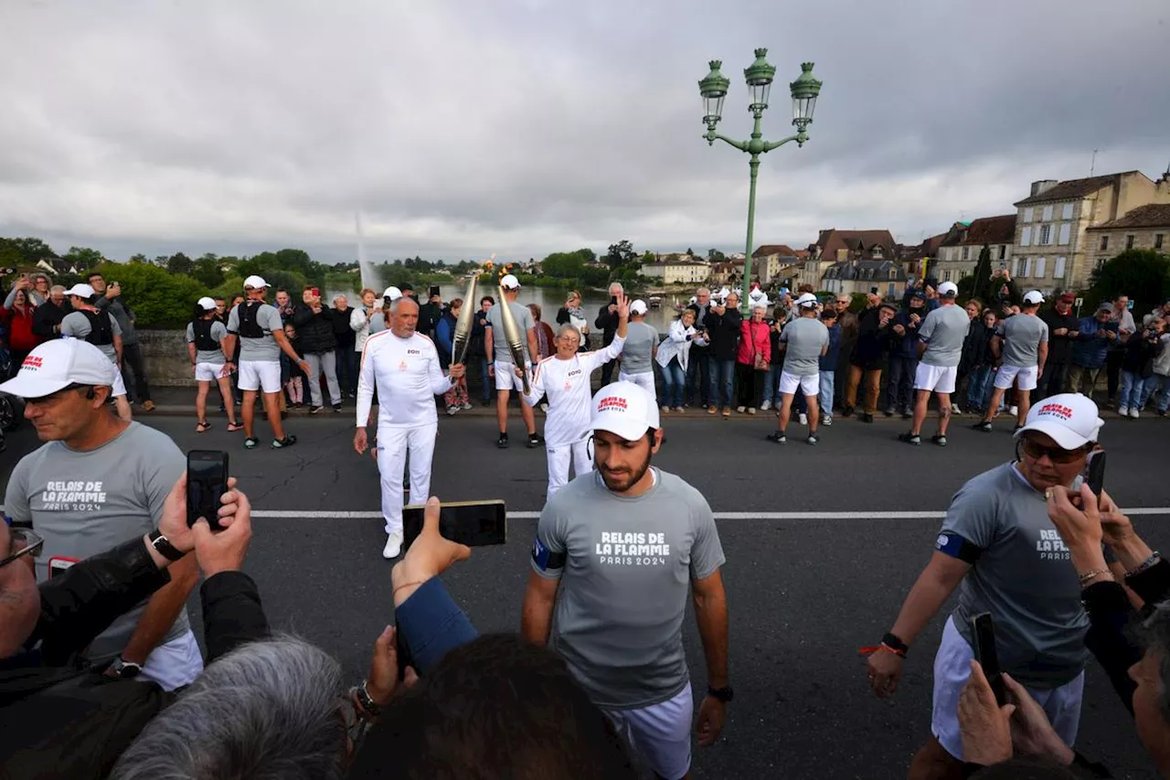 Flamme olympique en Dordogne : à Bergerac, démarrage ensoleillé et festif devant des milliers de spectateurs