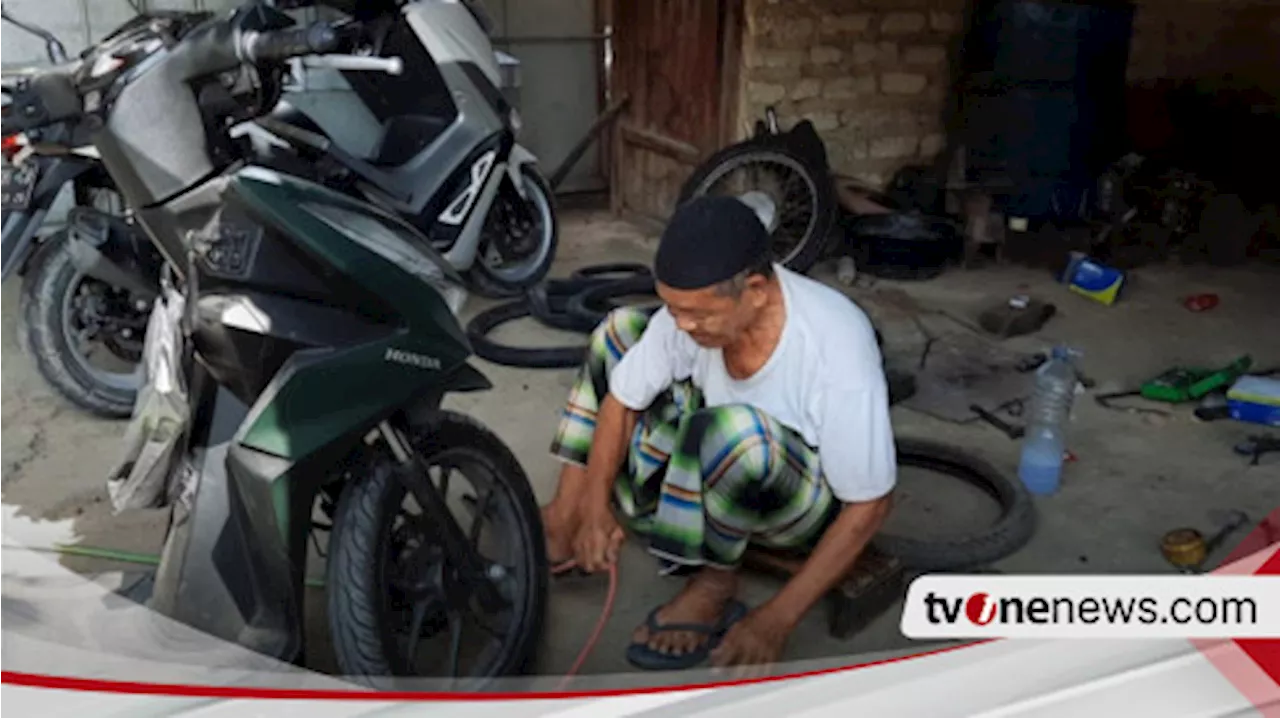 Kisah Tukang Tambal Ban di Pamekasan Naik Haji Bersama Istri, Nabung Selama 57 Tahun