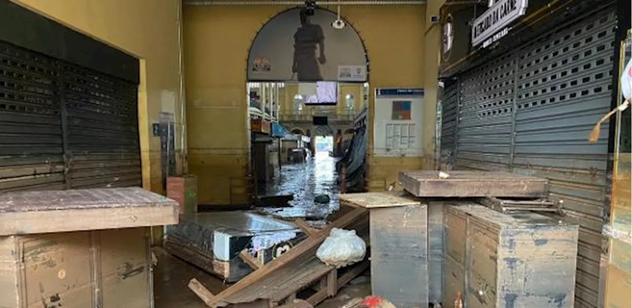 Mercado Público de Porto Alegre tem rastro da destruição após água recuar