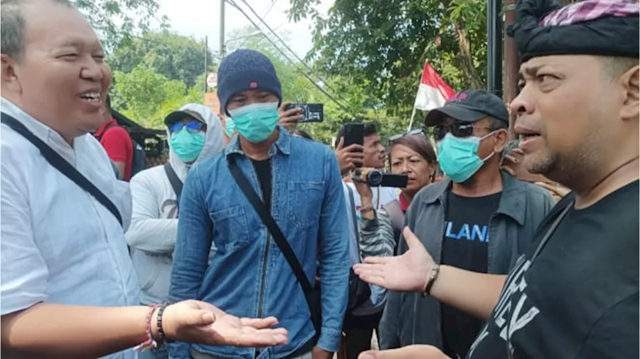 Massa Berpakaian Adat Adang Peserta Diskusi PWF, Lokasi Ditutup Palang Bambu