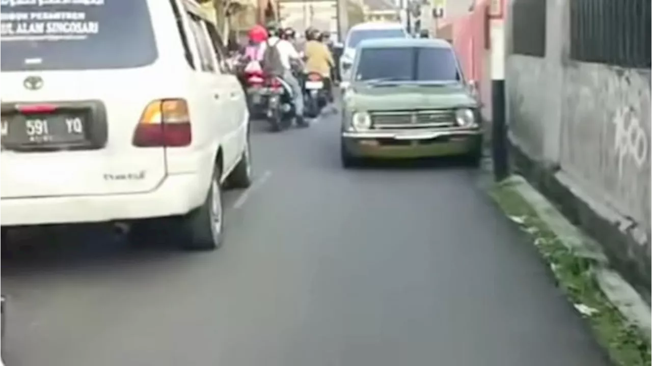 Video Toyota Corolla Betawi Parkir Sembarangan Bikin Macet Mengular