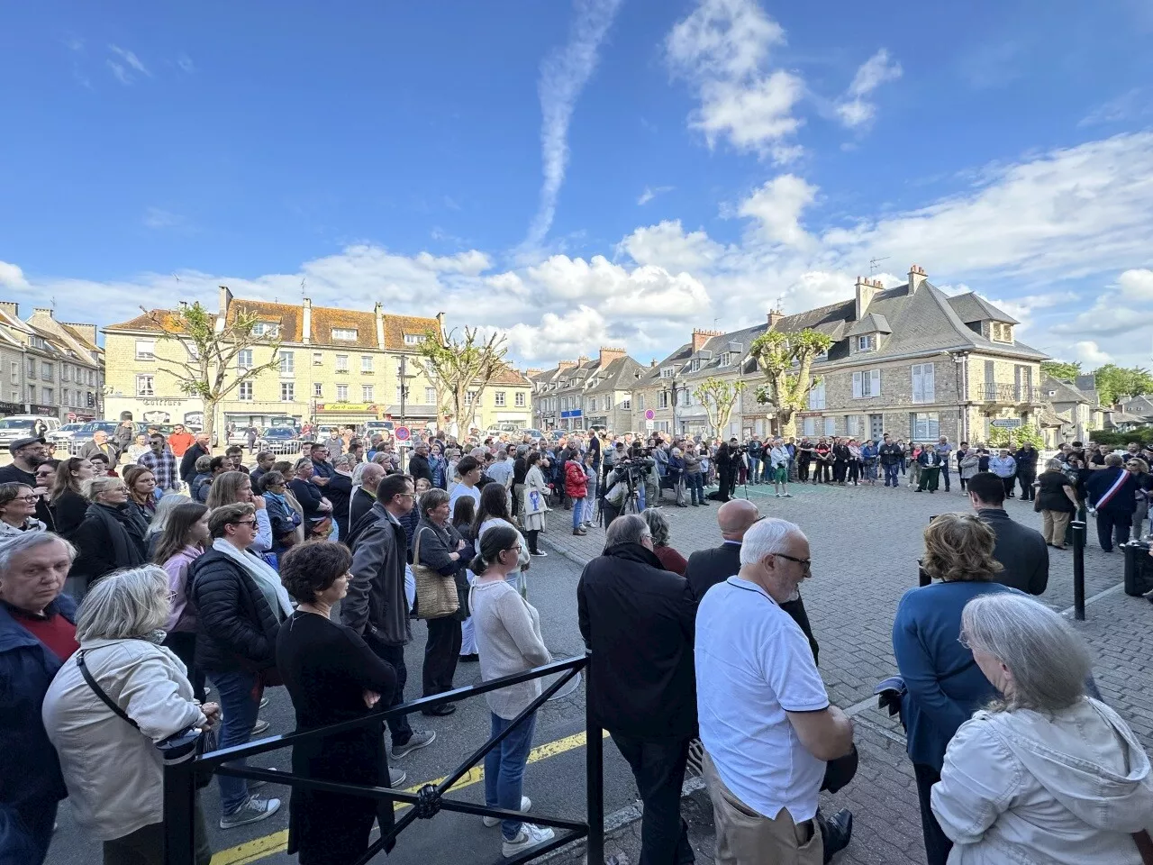 Agent tué dans l'attaque du fourgon : toute sa ville du Calvados rend hommage à Fabrice