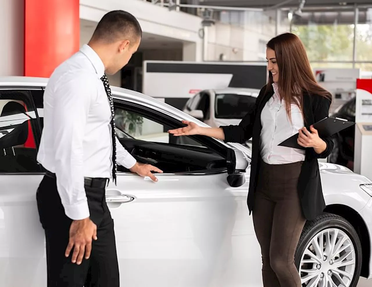 Car Buying Tips: खरीद रहे हैं अपनी पहली कार? सही वाहन चुनते समय इन गलतियों से बचें