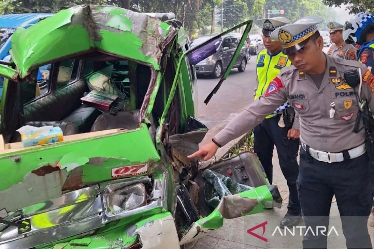 Polresta Bogor evakuasi angkot kecelakan di Jalan Sudirman