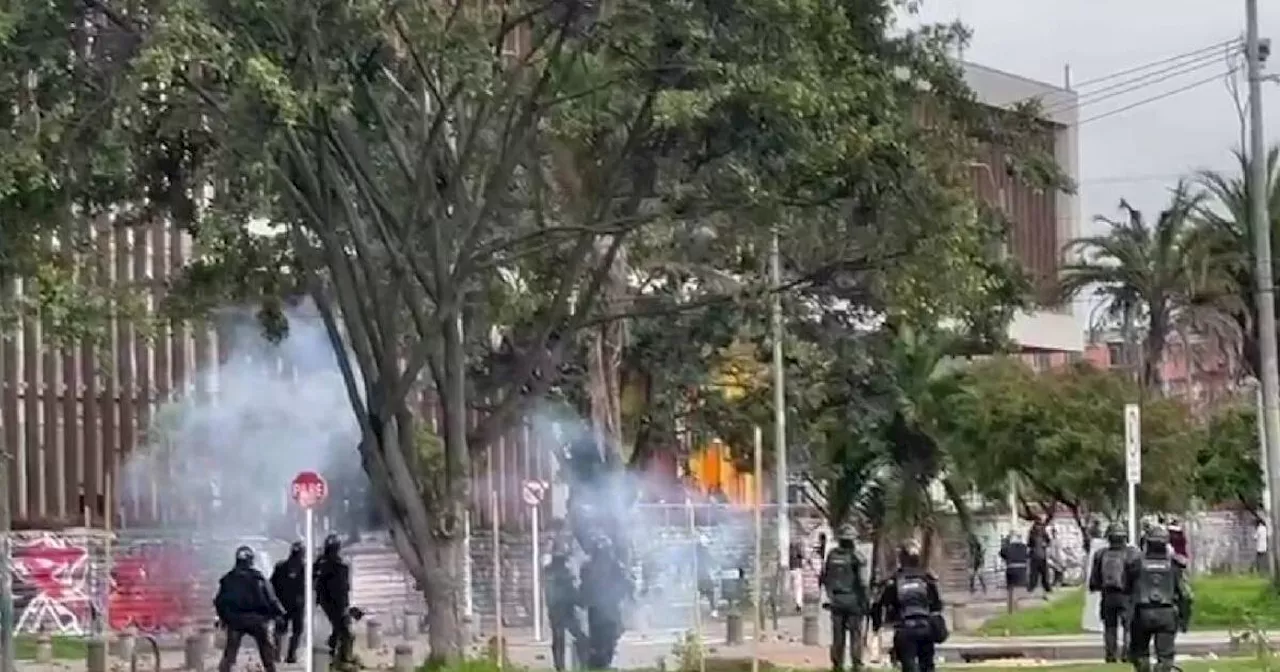 Enfrentamientos en la Universidad Distrital: encapuchados se subieron al techo para atacar