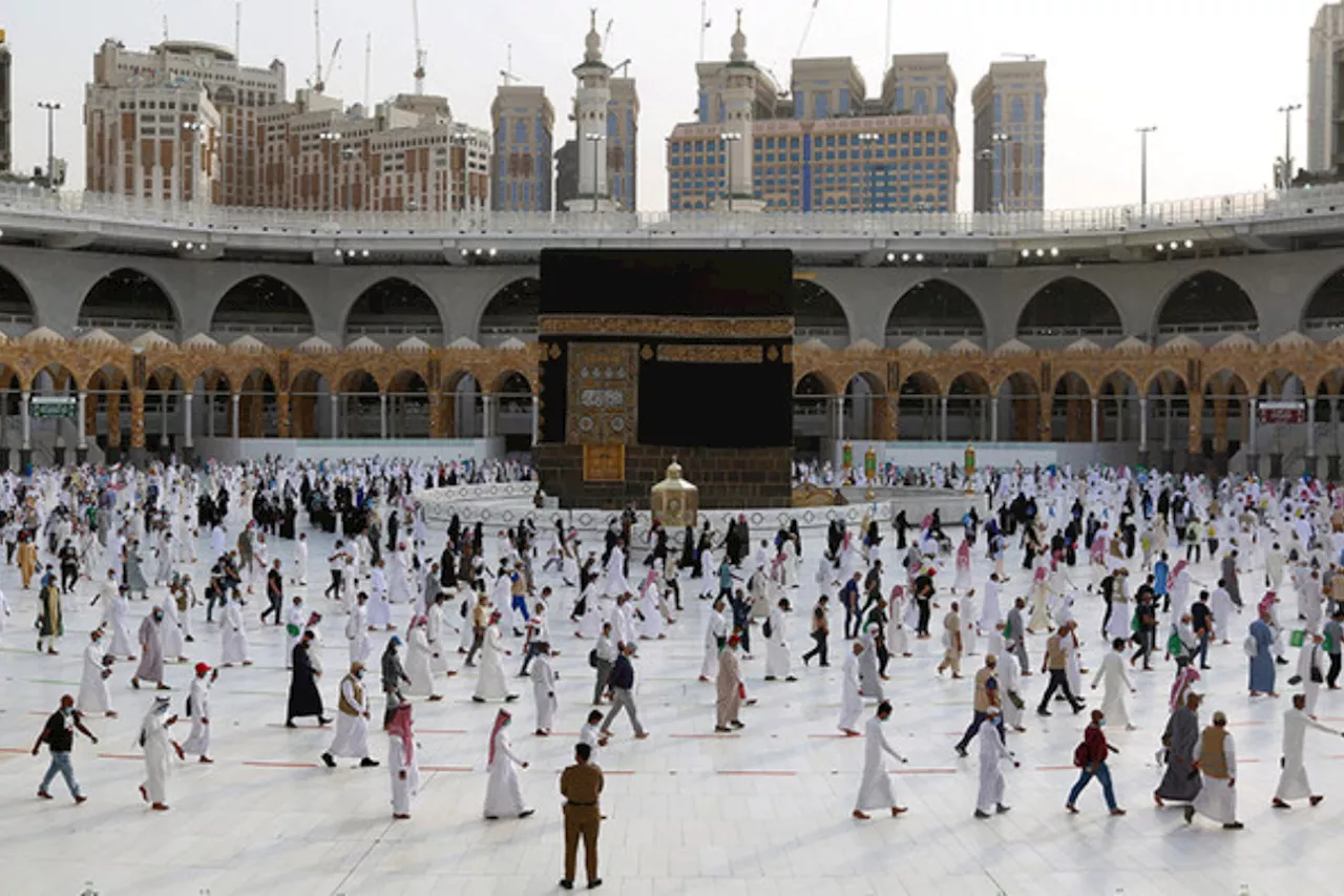 Saudi Arabia bars visit visits holders from entering Makkah during Hajj