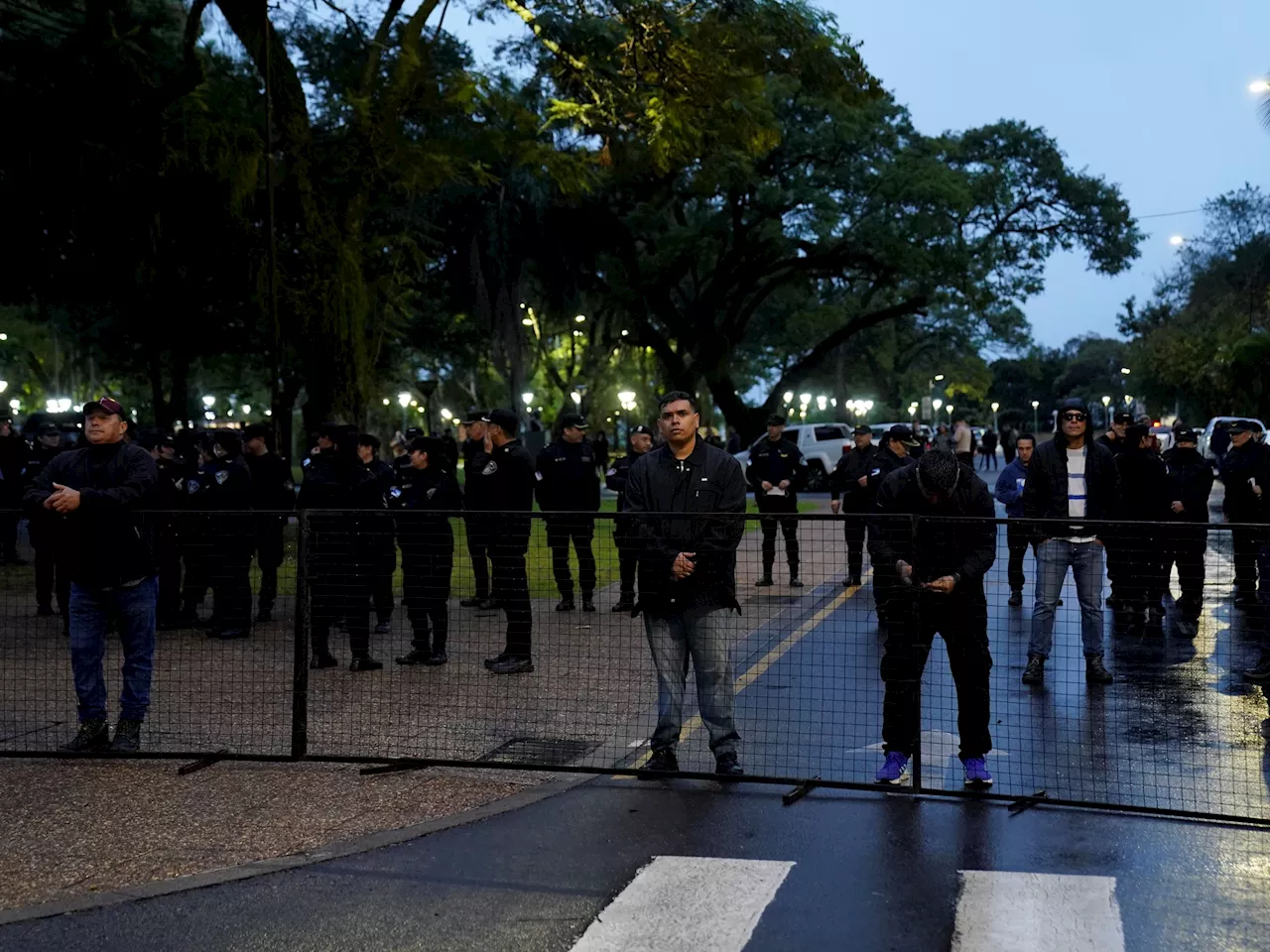 Protesta policial en Misiones: reabren el diálogo con los agentes pero hay tensión por una marcha de maestros