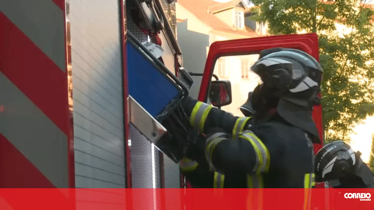 Carro arde na A11 em Felgueiras