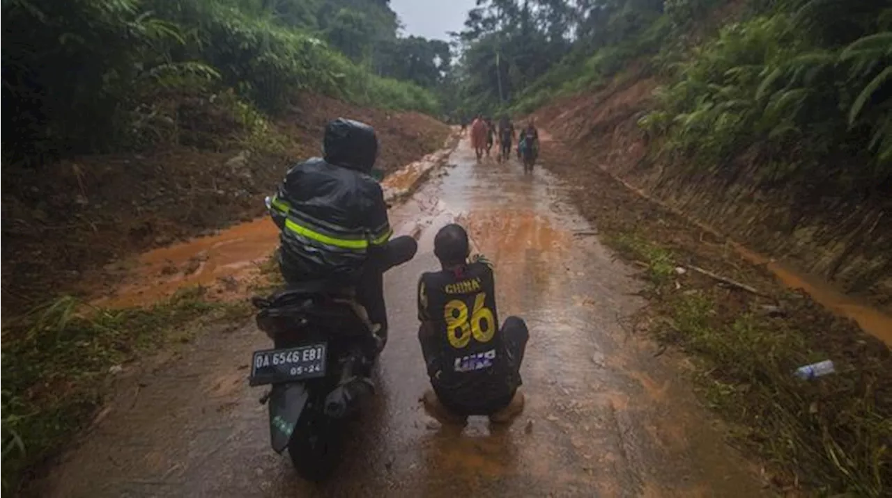 Jalur Maros-Bone Sulsel Tertutup Longsor, Lalu Lintas Lumpuh