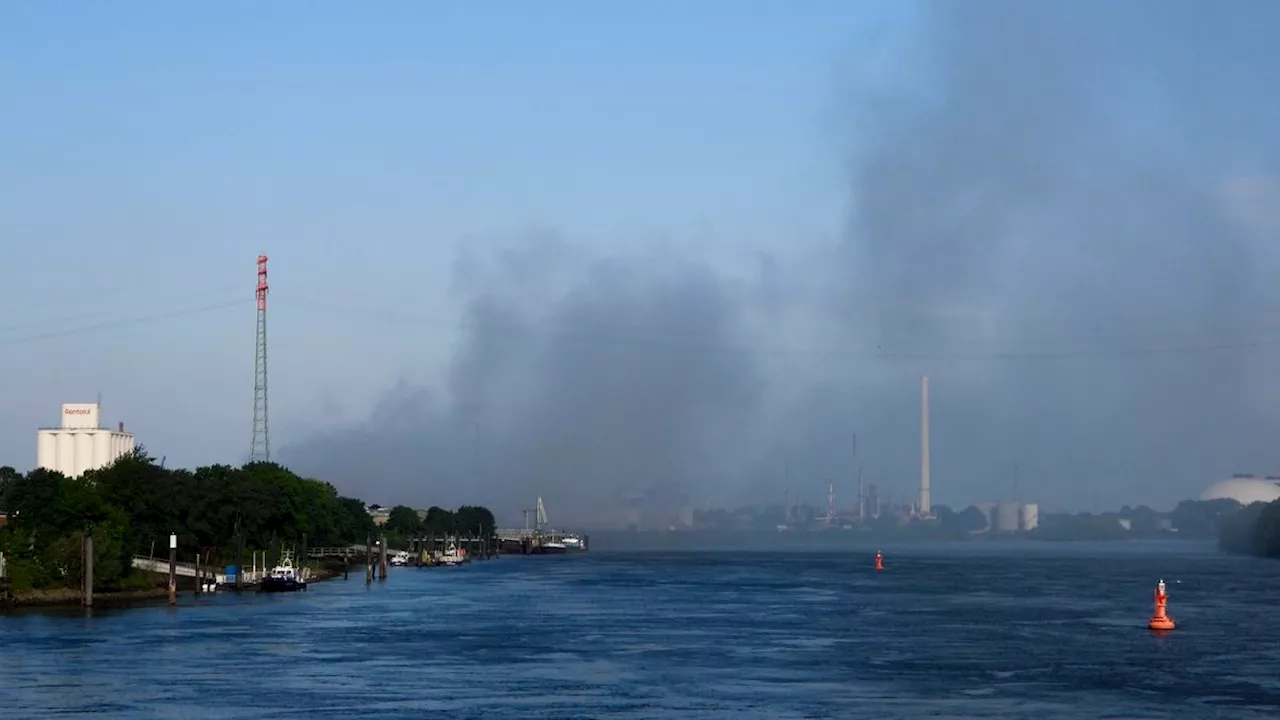 Löscharbeiten dauern an: Brand im Hamburger Hafen legt Verkehr lahm