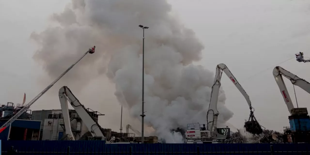 Giftige Rauchwolke über dem Hamburger Hafen - Warnung an Anwohner