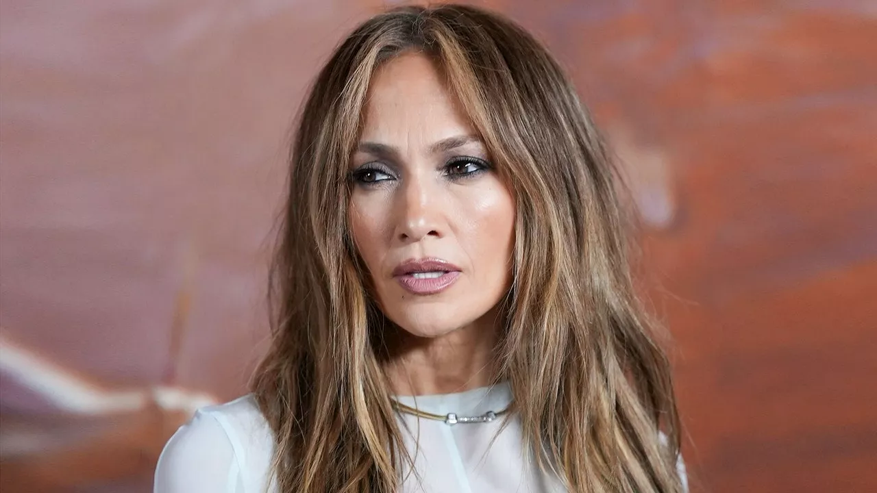 Jennifer Lopez just co-signed the 'sunset blush' makeup trend