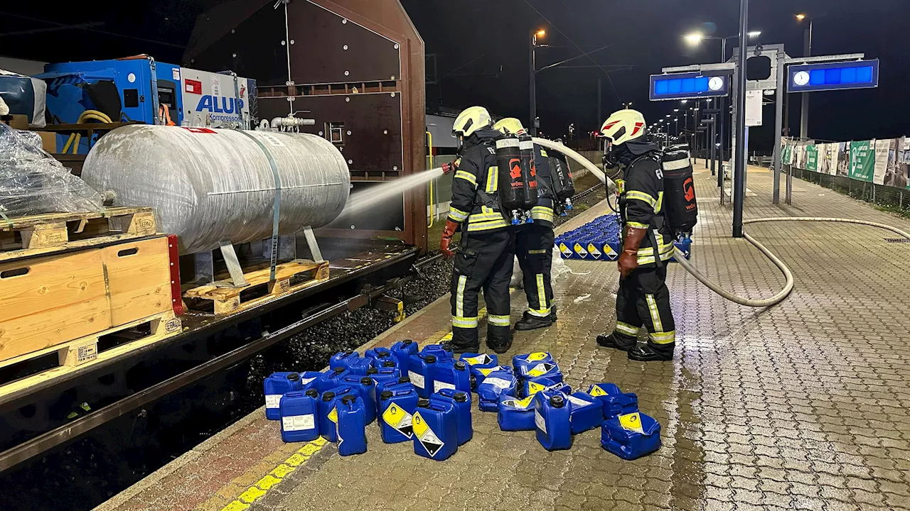 Undichte Kanister sorgen für Großeinsatz am Bahnhof