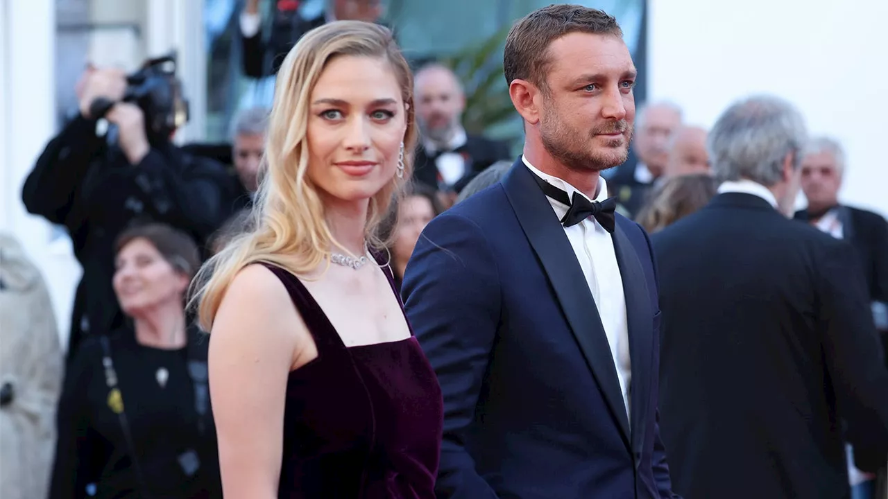 Beatrice Borromeo, sensual y radiante en Cannes con un vestido de terciopelo junto a Pierre Casiraghi