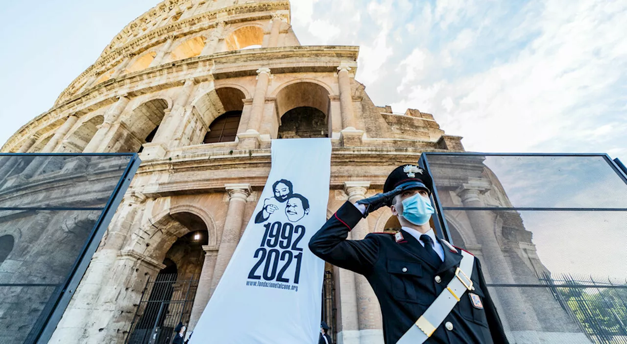 Roma, un lenzuolo bianco contro la mafia al Colosseo