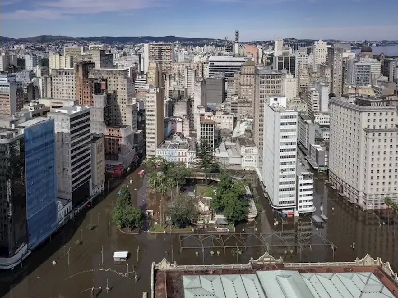 Chuva volta a causar inundações em Porto Alegre