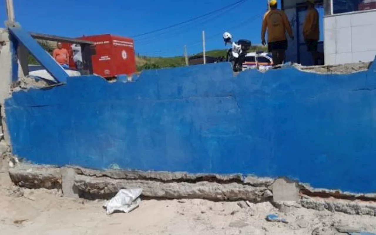 Grupo de 60 estudantes da UERJ despenca de quiosque embargado na Praia das Conchas, em Cabo Frio