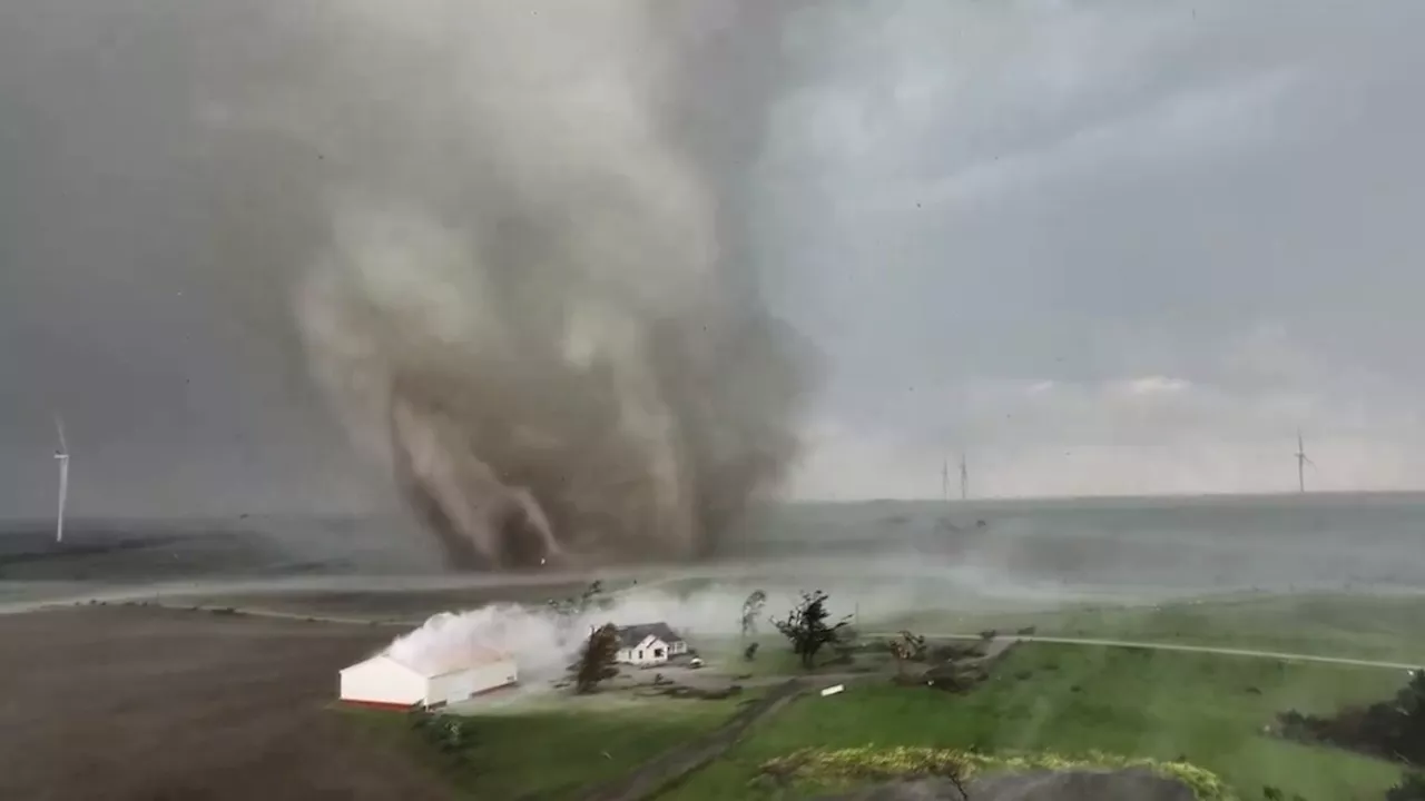 Tornado mata ao menos cinco pessoas no interior dos EUA; vídeos