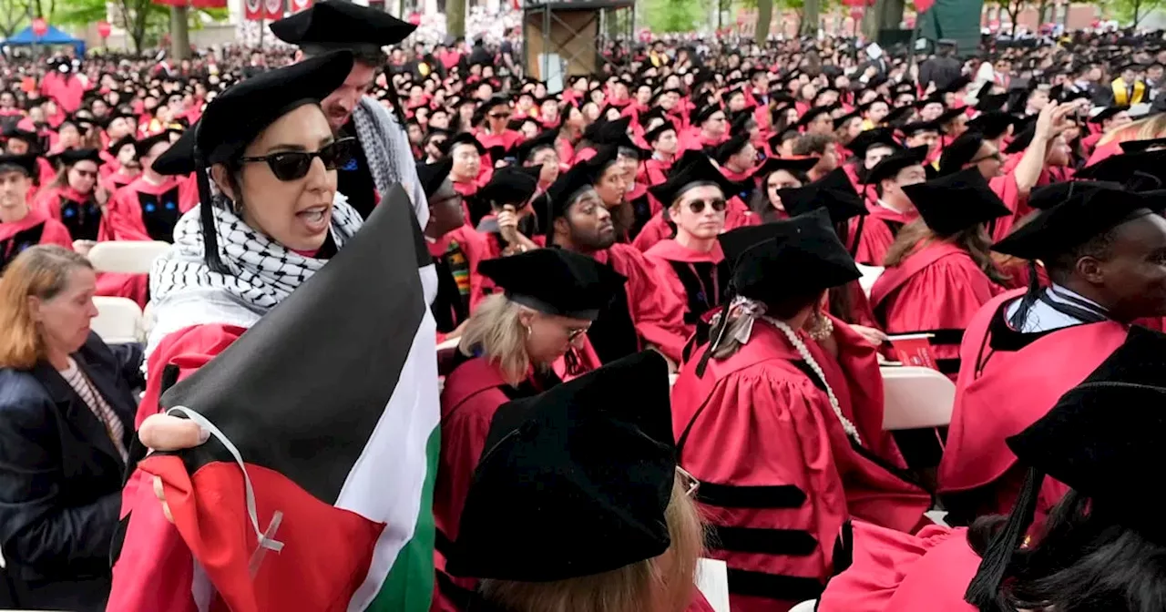 Cientos de graduados salen de la ceremonia de graduación en Harvard coreando “Palestina libre”