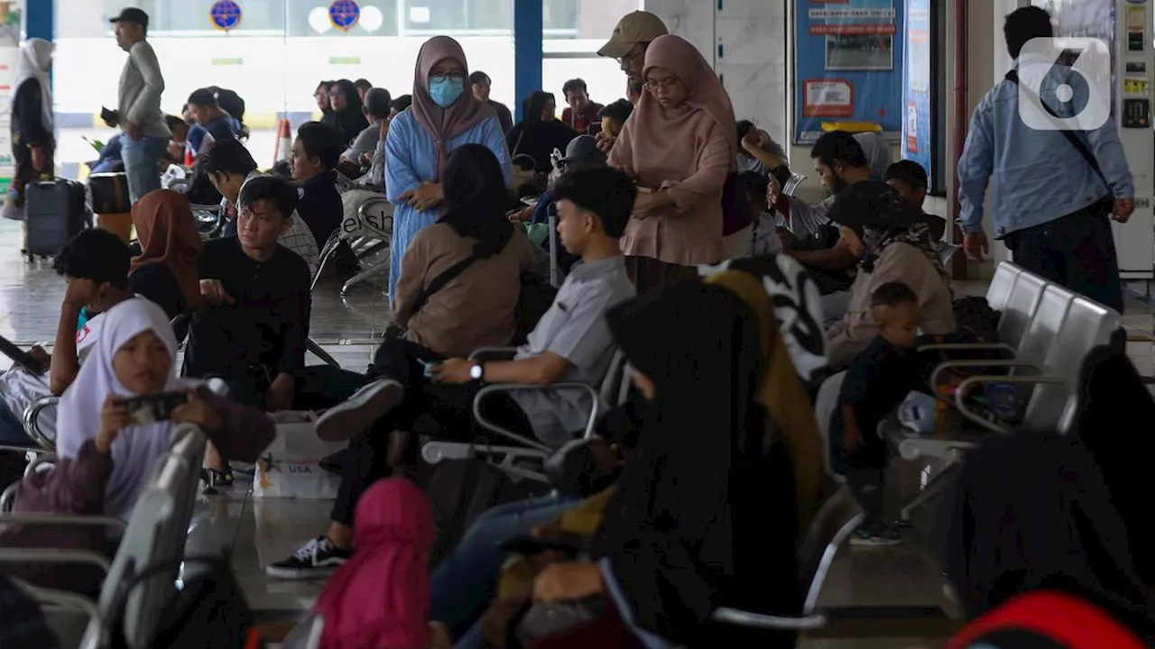 Arus Penumpang Bus Saat Libur Panjang Waisak di Terminal Pulogebang