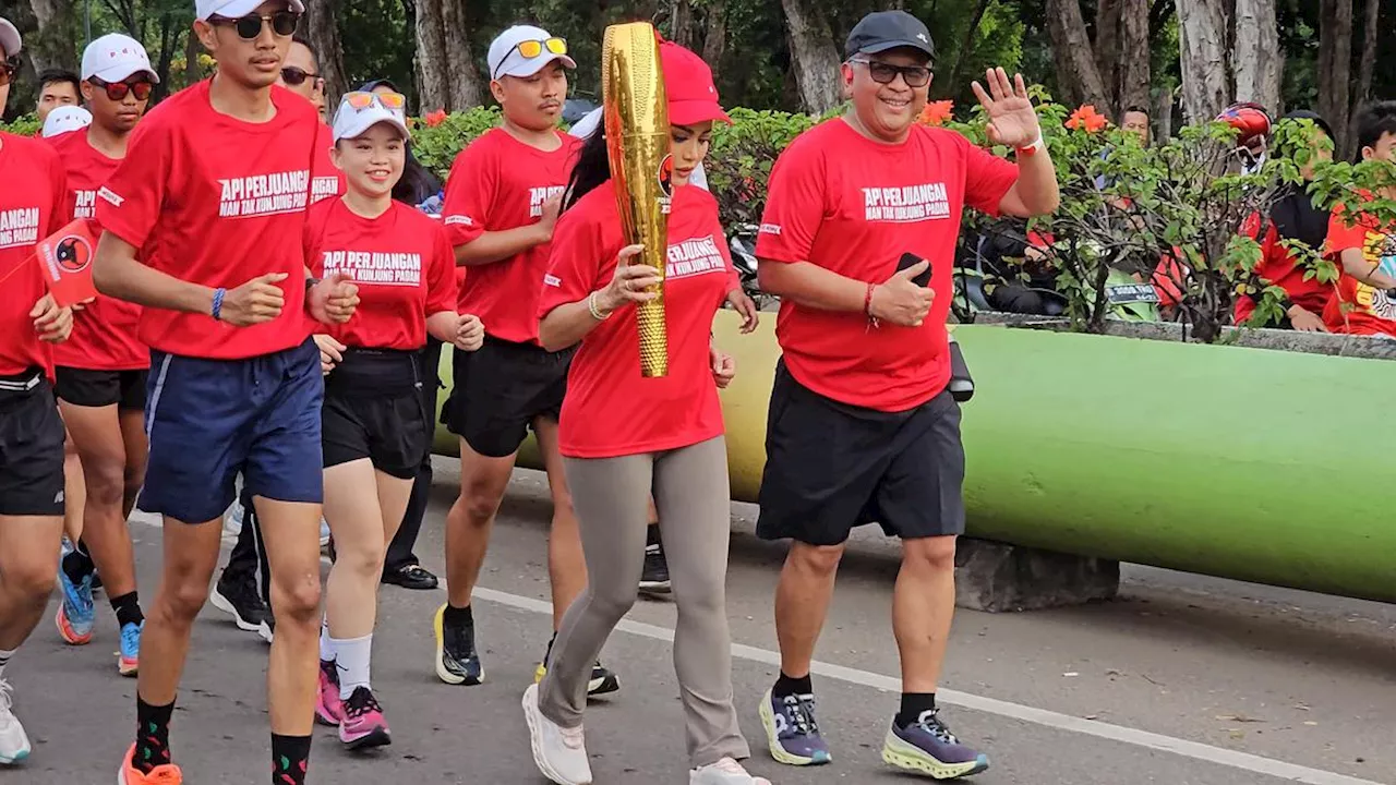 Sekjen PDIP Sambut Rombongan Pembawa Obor Api Perjuangan, Langsung Dibawa Menuju Arena Rakernas V