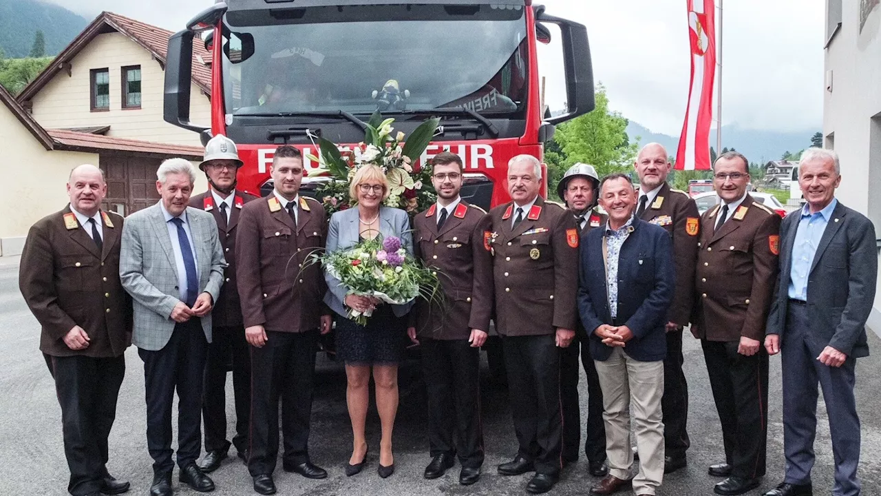 Puchberger Wehr ließ Fahrzeug segnen und ehrte besonderen Kameraden