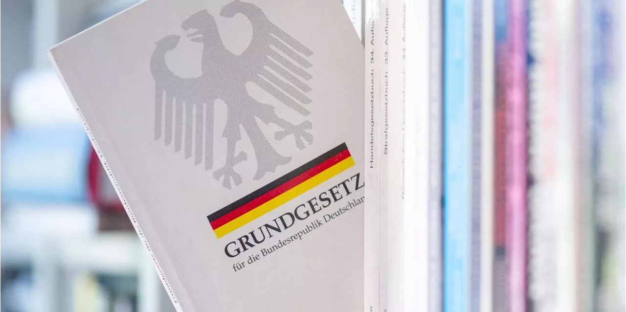 Das Grundgesetz: Wehrhaft, aber keineswegs un&uuml;berwindbar