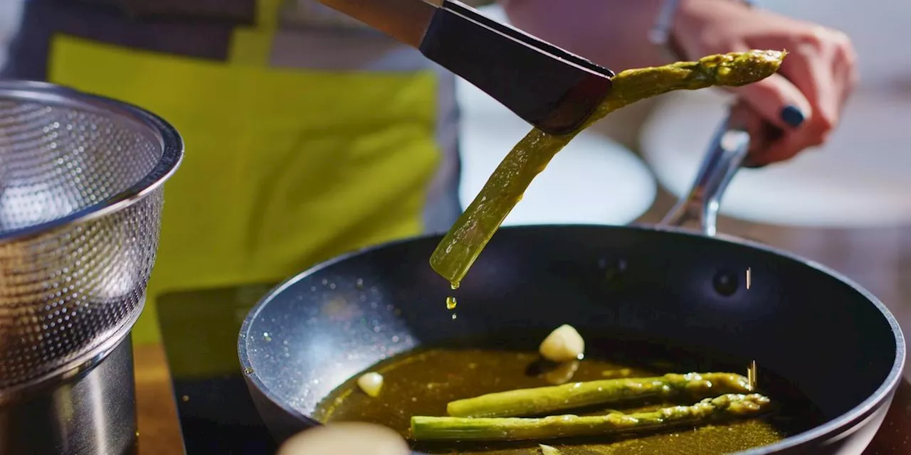 Spargel braten: So klappt wei&szlig;er &amp; gr&uuml;ner Spargel in der Pfanne