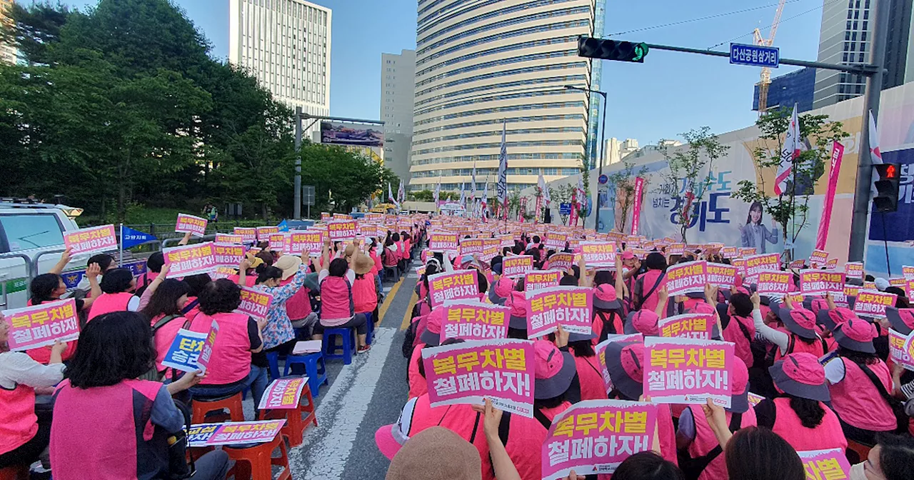 '저임금에 살인적 노동, 이러니 누가 급식 일 하겠나'