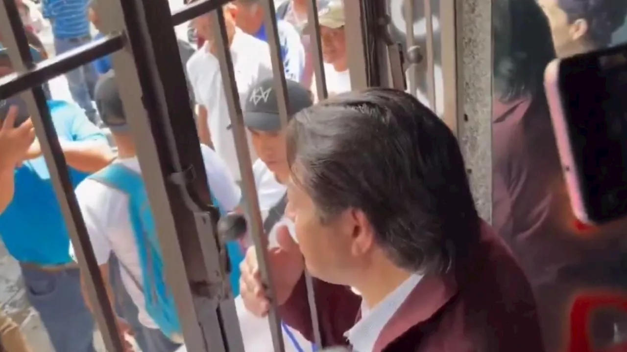 Maestros de la CNTE bloquean sede de Morena y encierran a Mario Delgado (Video)