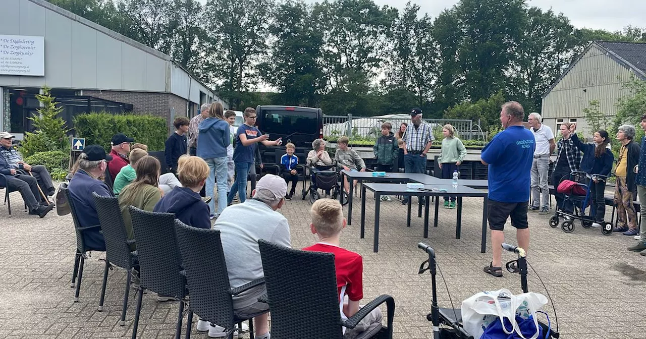 Ouderwets spelletje mengt jong en oud: 'Belangrijk dat je respect voor elkaar krijgt'