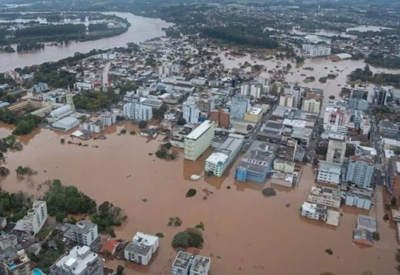 Moradores voltam a ser resgatados após aumento das chuvas em Porto Alegre