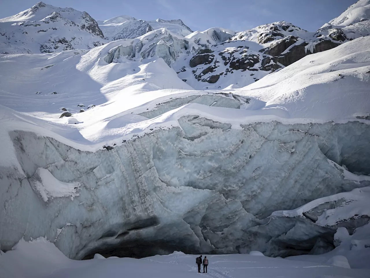 Schweizer Gletscher starten mit Schneepolster in warme Saison