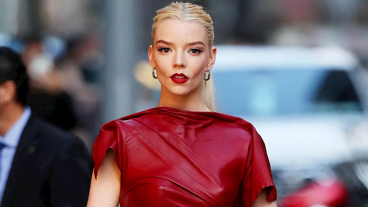 Anya Taylor-Joy lleva el minivestido de piel rojo MÁS arriesgado hasta el momento