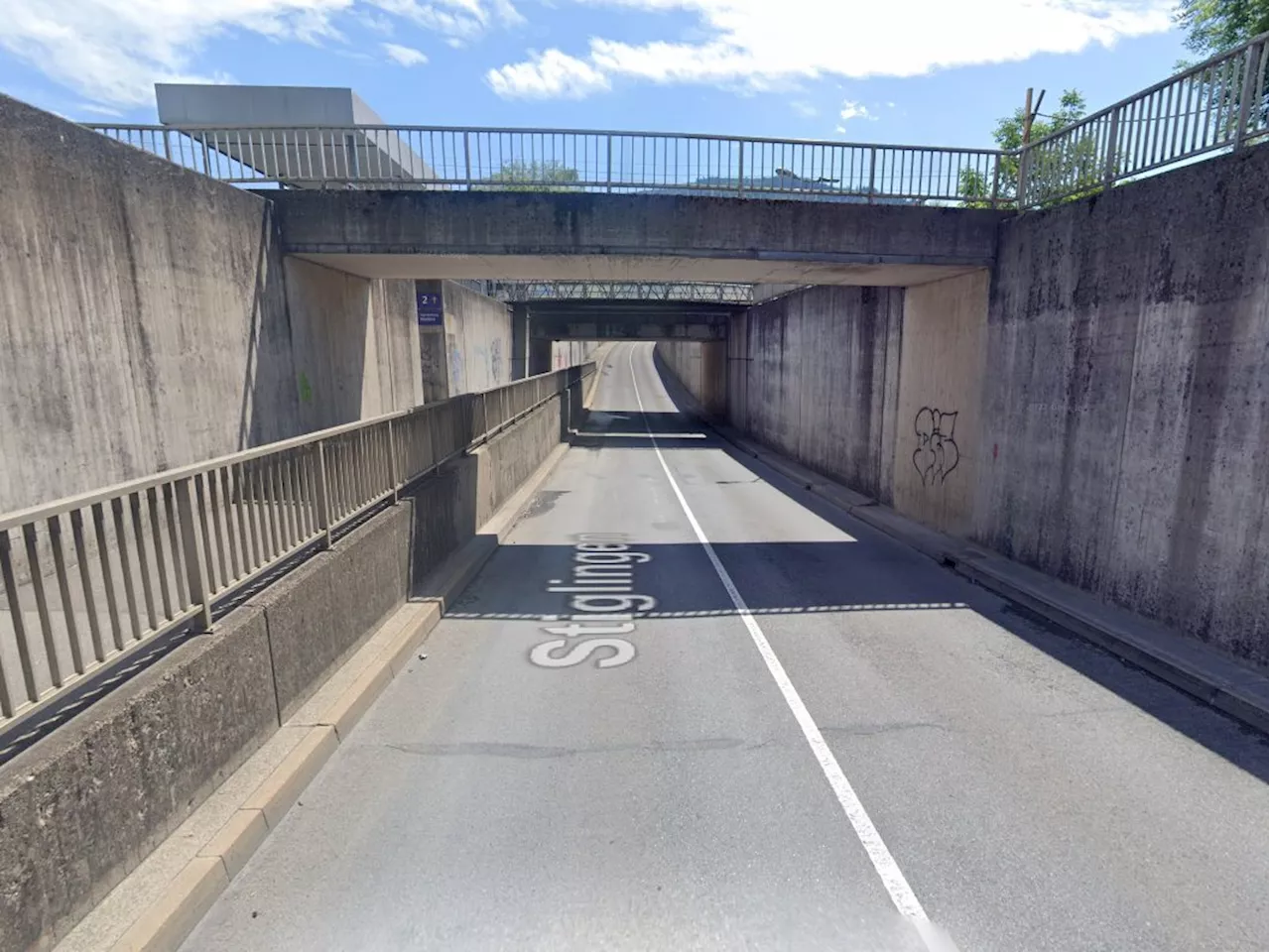 Lkw touchiert Bahnbrücke - einstündige Gleissperre