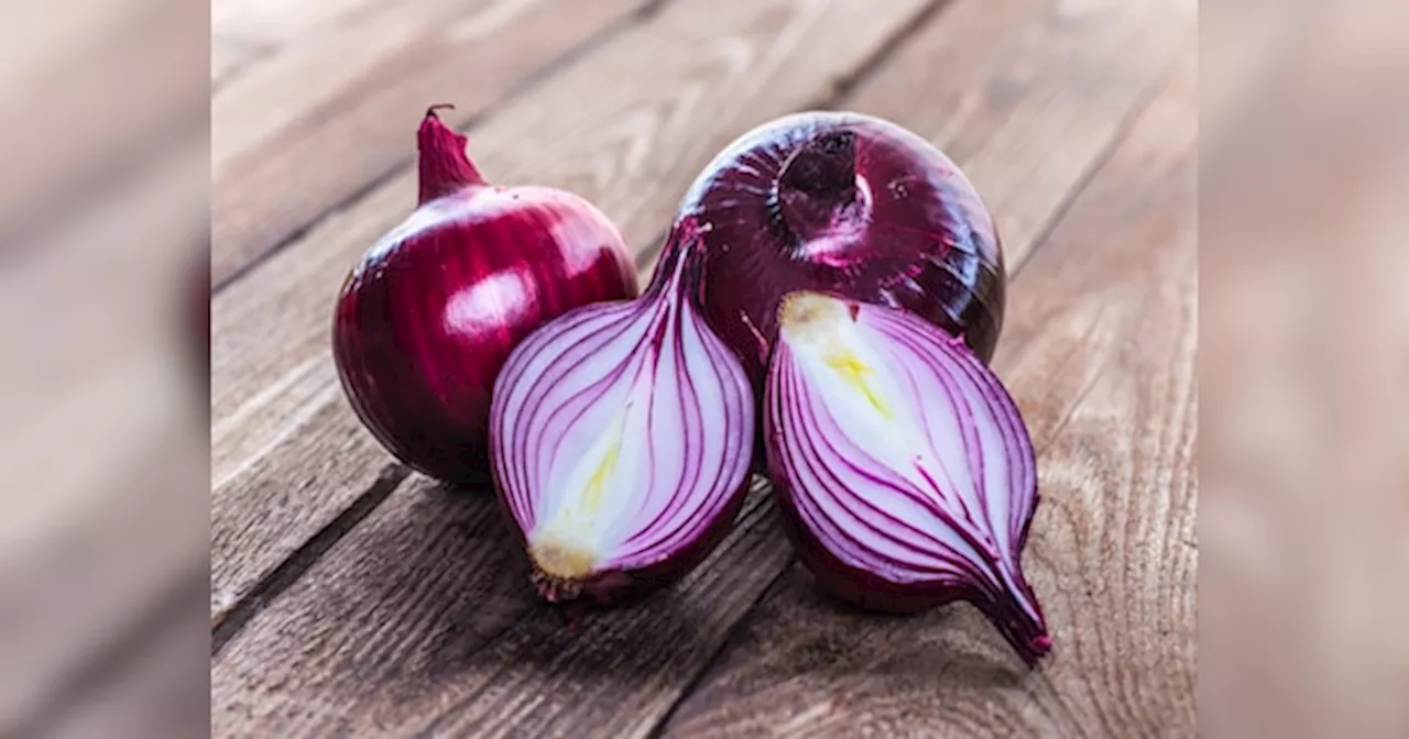 Raw Onion Benefits: गर्मियों में खाएं कच्चा प्याज, सेहत को मिलेंगे ये 5 बड़े फायदे