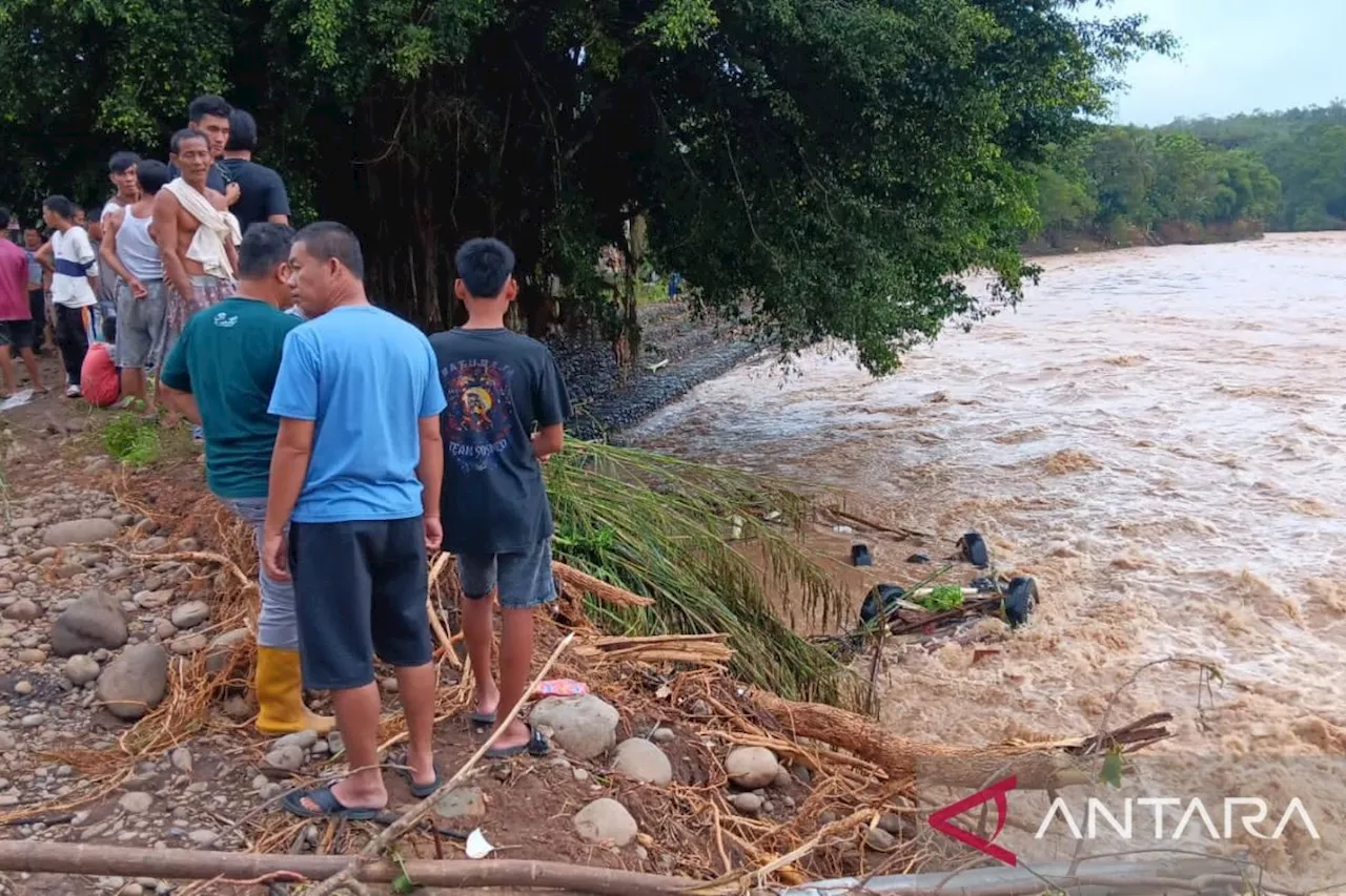 Dua mobil hanyut terseret banjir bandang di Kabupaten OKU