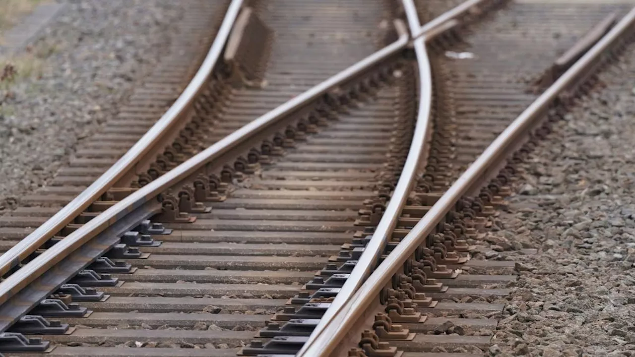 Erdrutsch an Bahnstrecke: Zugausfälle und Streckensperrung