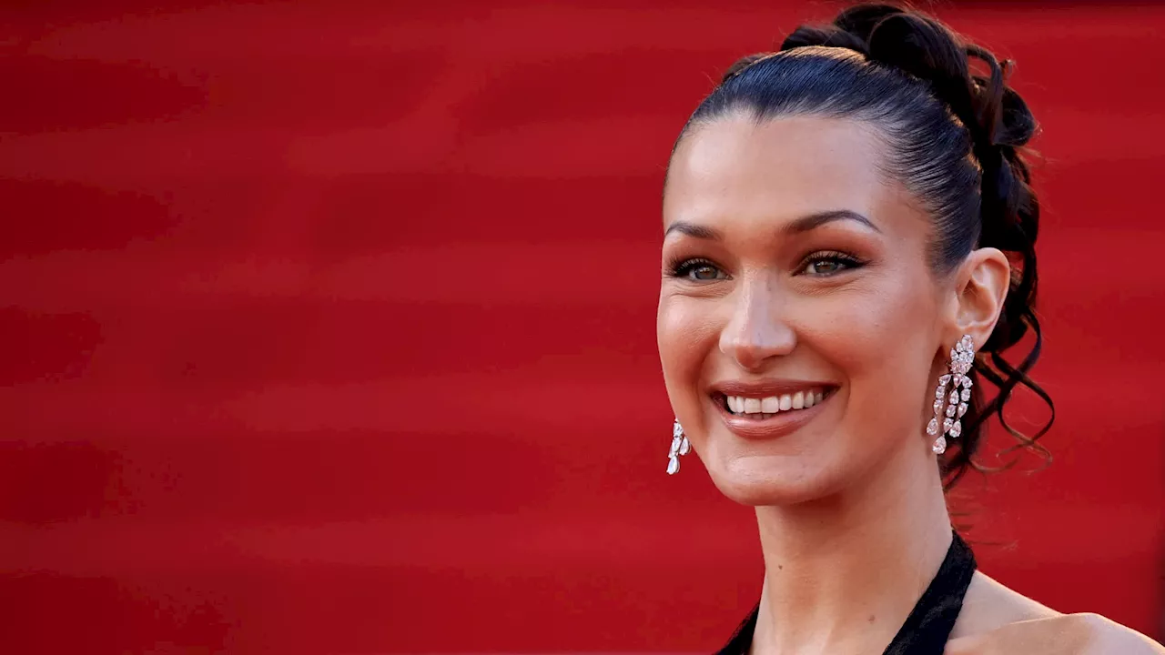 En robe vintage Versace et bijoux Chopard, Bella Hadid captive l'attention au Festival de Cannes