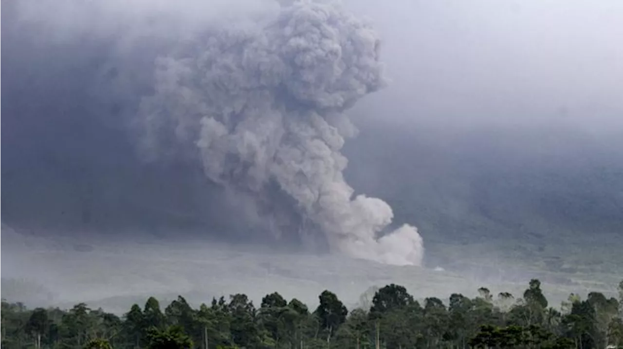 Gunung Semeru Erupsi 6 Kali, Tinggi Abu Vulkanik Mencapai 900 Meter