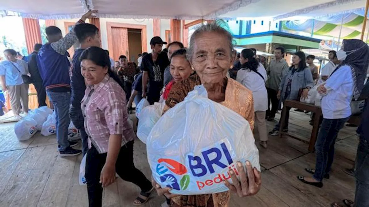 Hari Waisak, BRI Salurkan Bantuan ke Vihara dan Bagi Sembako