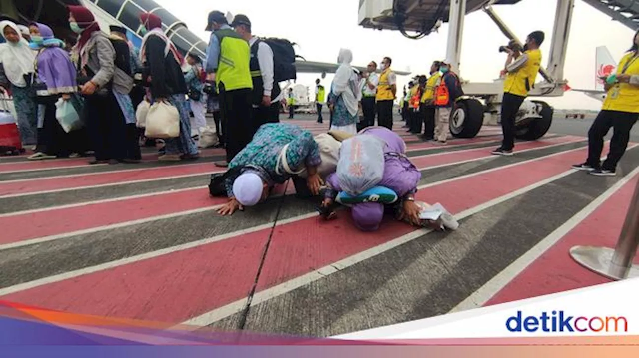 Banyak Jemaah Haji Sujud Syukur saat Tiba di Makkah, Ini Tata Caranya