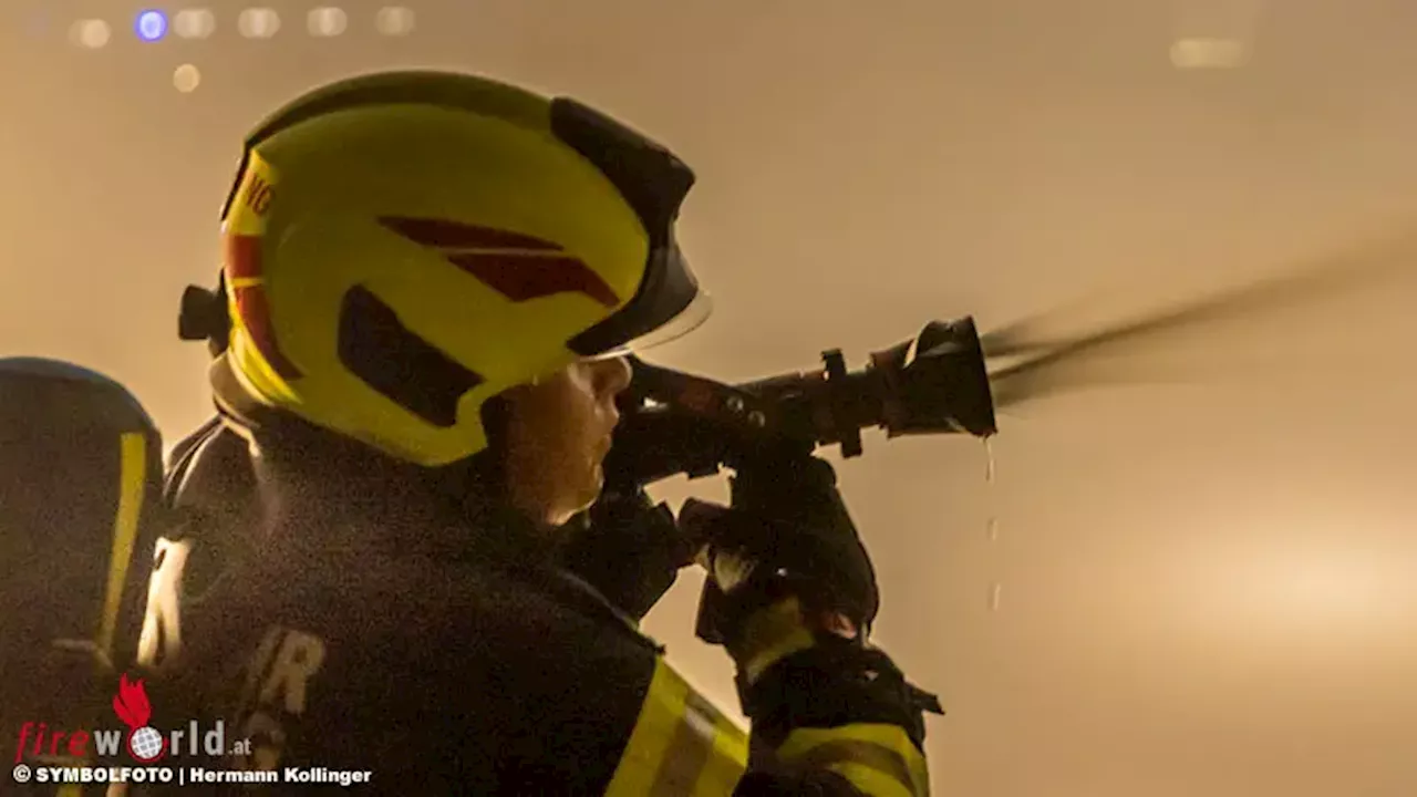 D: Brennender Berg an Metallschrott in Hamburg → 150 Kräfte im Einsatz