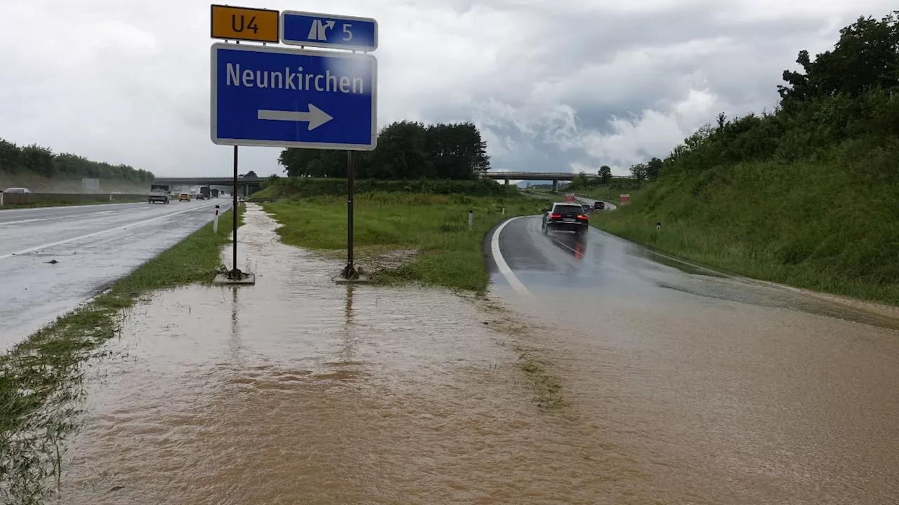 Gewitterzelle erfasst Land mit Hagel und Starkregen