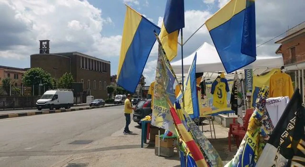 Frosinone-Udinese, caccia al portafortuna per la sfida salvezza: boom di magliette storiche e braccialetti