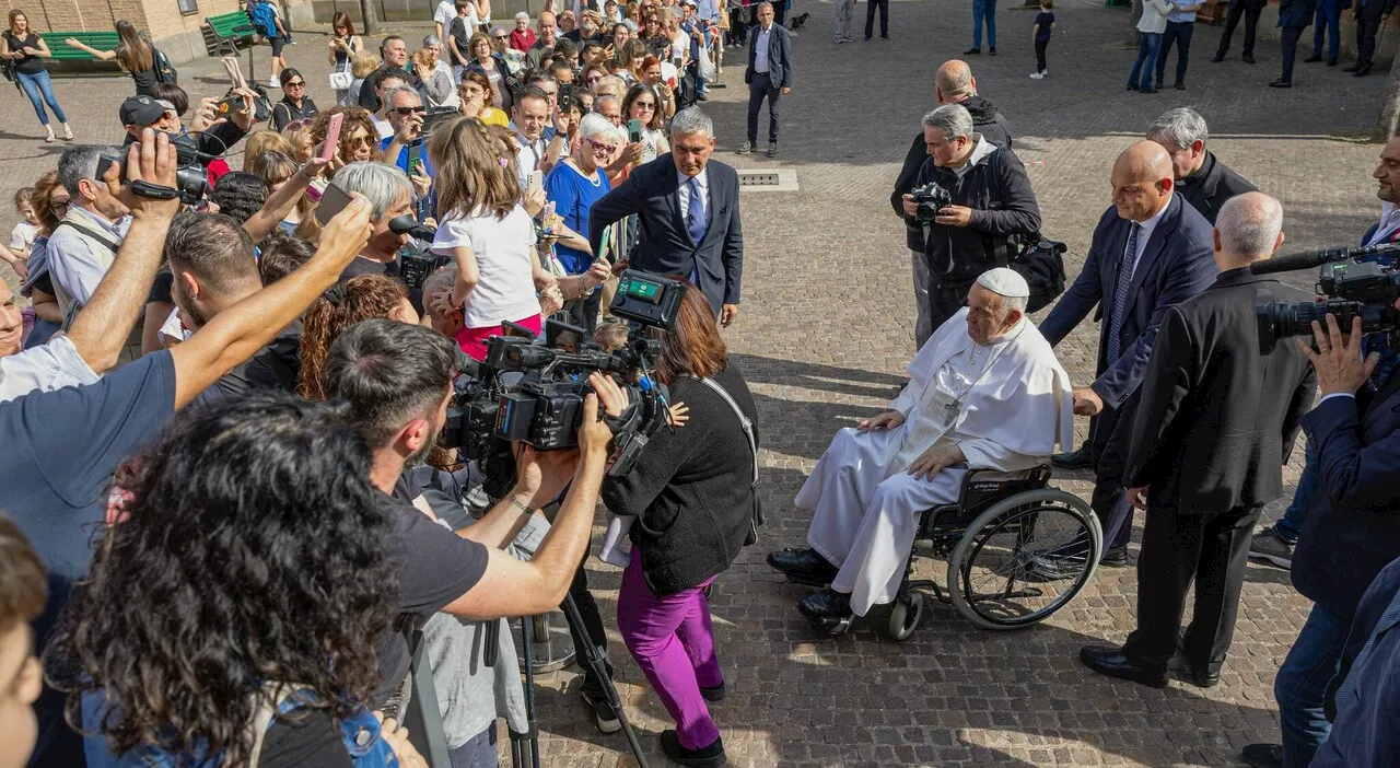 Papa Francesco va nella parrocchia dei Colli Aniene a parlare di Giubileo coi ragazzi e li provoca: «Qualcuno