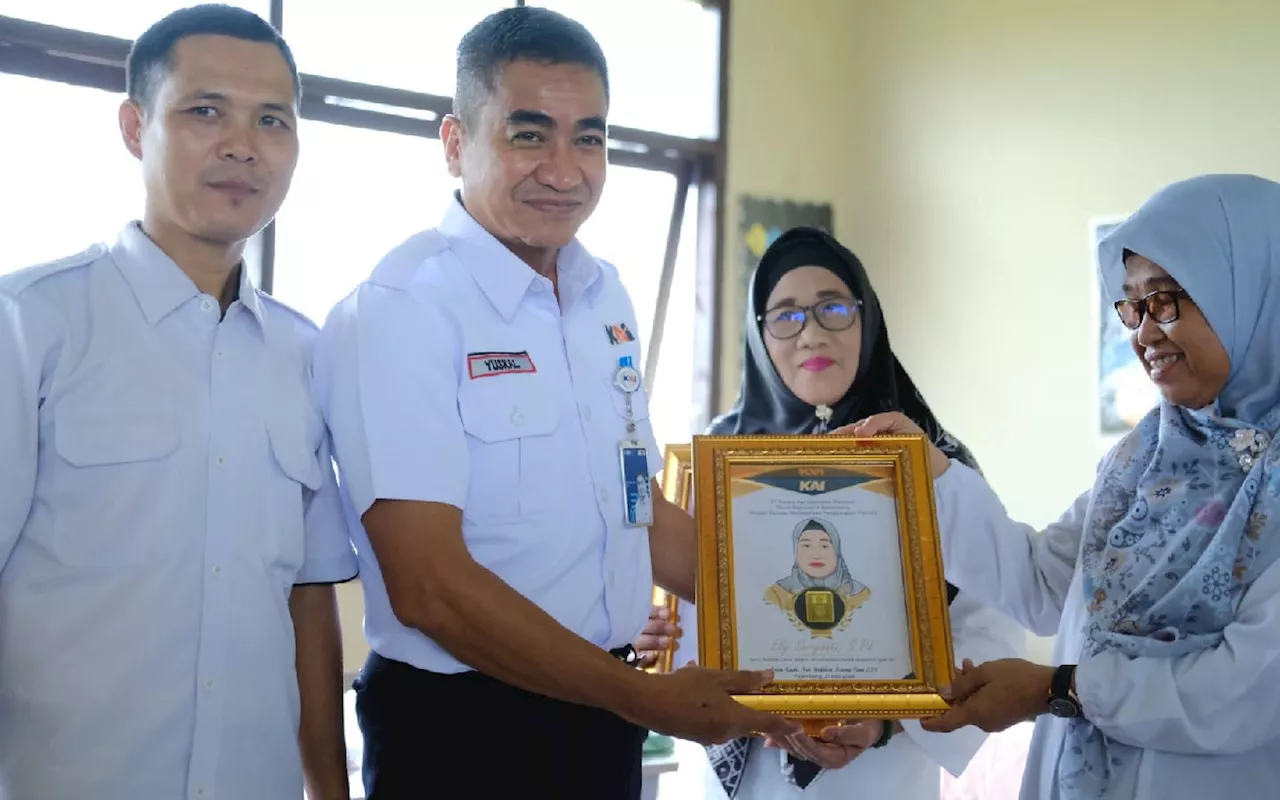 Peduli Pendidikan, KAI Divre III Palembang Beri Penghargaan kepada Guru