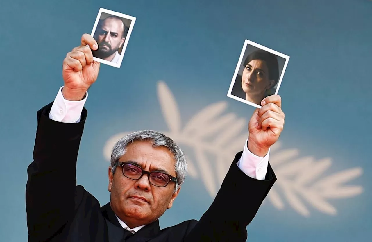 Cannes: le cinéaste iranien Rasoulof, brandissant les photos de ses acteurs, ovationné debout