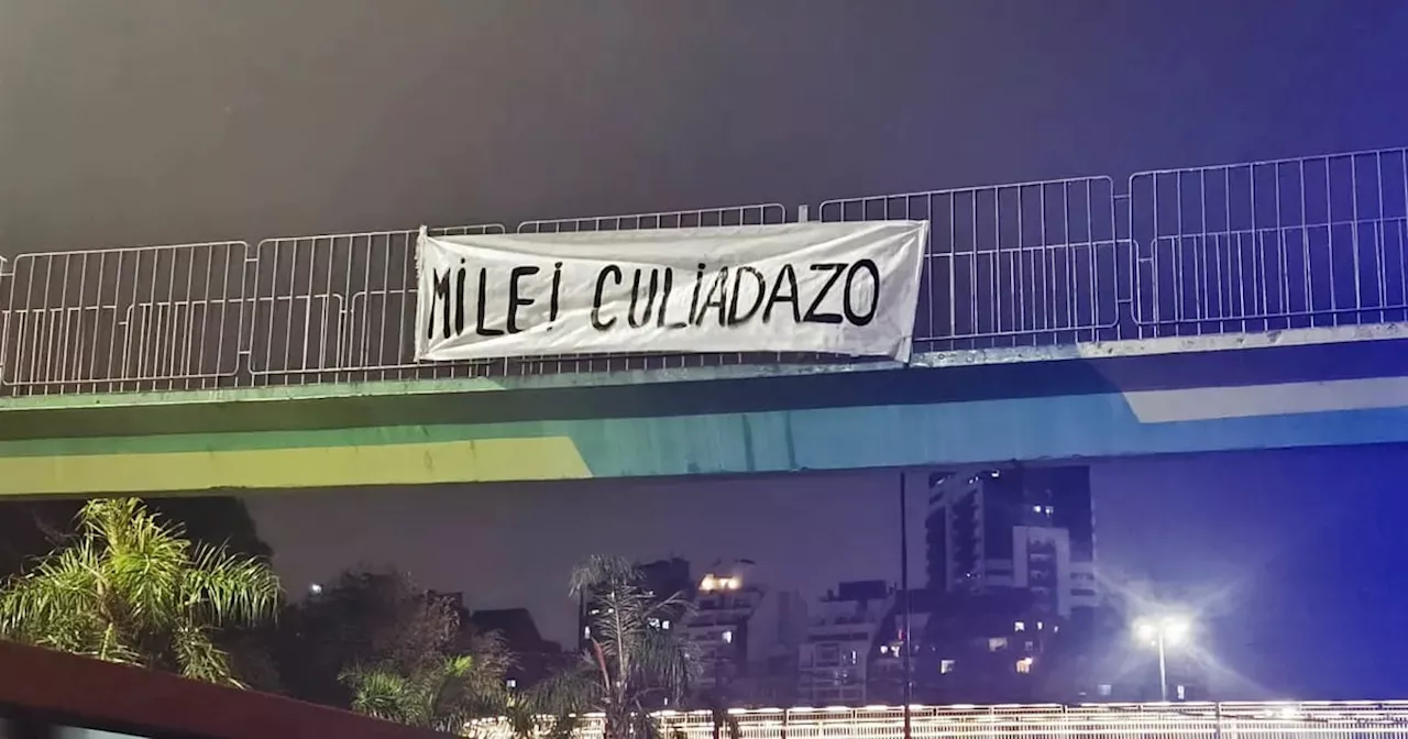 A 24 horas de la llegada de Milei a Córdoba, aparecieron carteles dándole la “bienvenida”