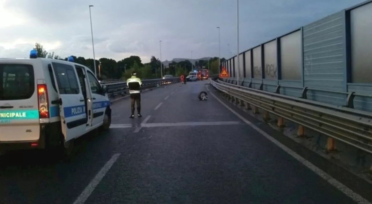 Napoli, incidente choc tra due scooter: muore decapitato dal guardrail a 41 anni